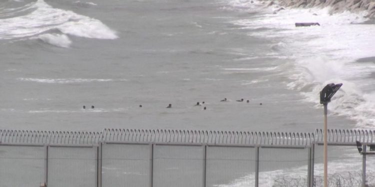 Ceuta fordert Militärhilfe nach Ankunft Tausender Migranten