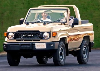Toyota zeigt kurzen Land Cruiser mit Klappscheibe