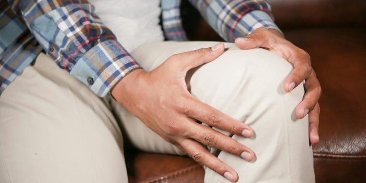 Arthrose: Warum reine Schonung Gelenkschmerzen verstärken kann