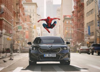 BMW zeigt Spider-Man-Banner auf Fahrzeugdisplays