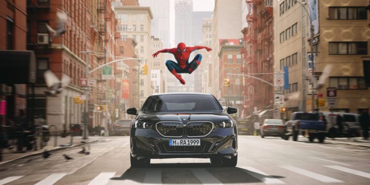BMW zeigt Spider-Man-Banner auf Fahrzeugdisplays