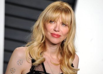 Courtney Love spricht über lebensbedrohliche Gesundheitskrise
