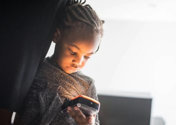 Frühe Social-Media-Nutzung mit schwächeren Schulleistungen verbunden