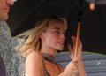 Margot Robbie trotzt Pariser Regen mit Chanel-Look